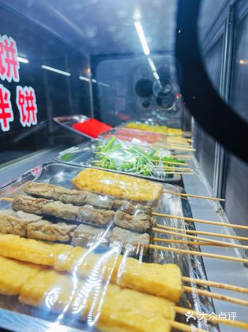 之前一直摆在小路边边,摊主出摊率很高,一直好奇摆在那