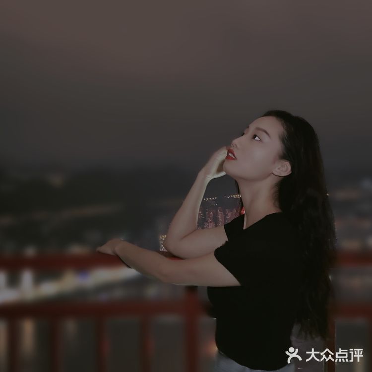 能拍到重庆你好的那边人简直多的不行