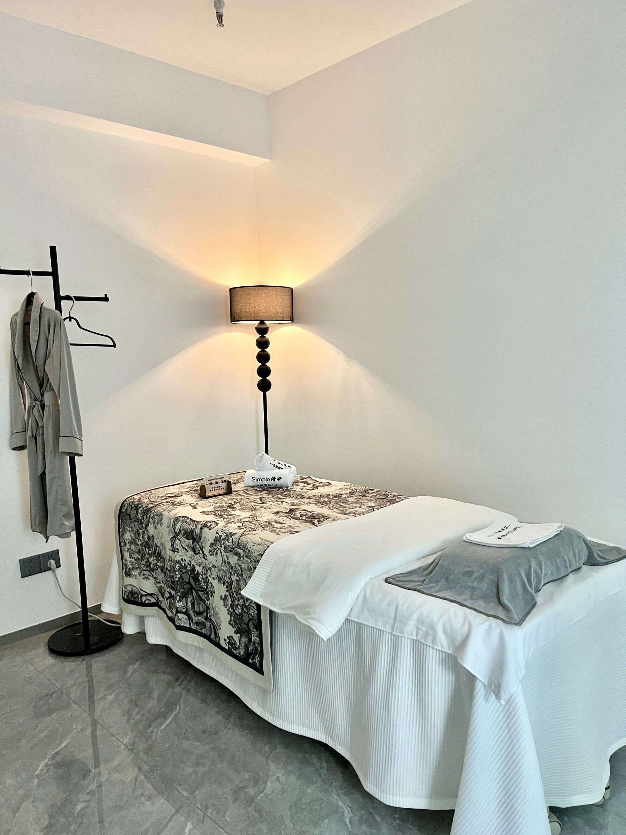 环境很棒的美容工作室
居然还是刚刚新