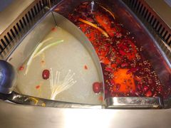 酸萝卜鸳鸯锅-鮮樂門重庆美蛙鱼头火锅(恒隆店)