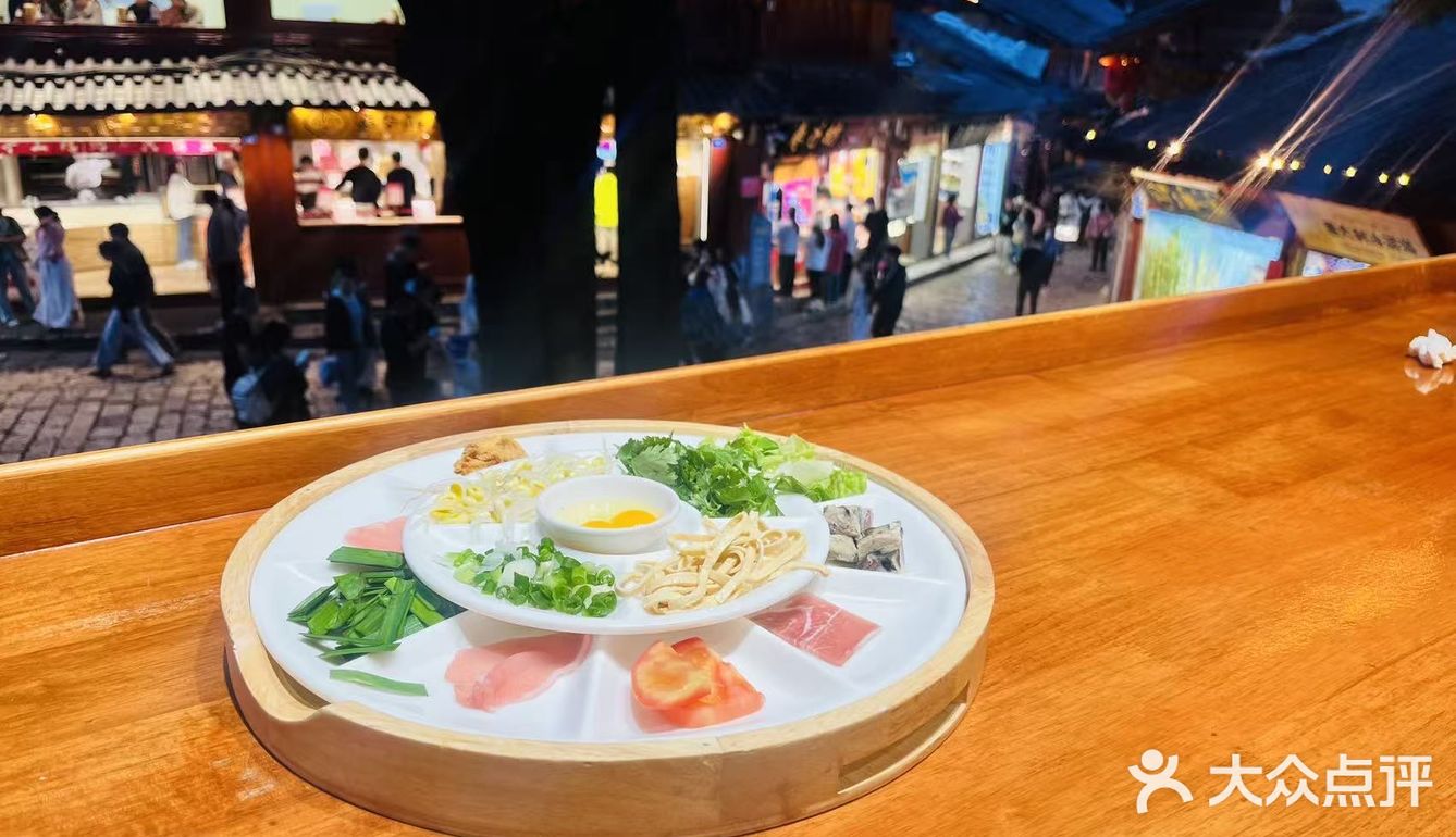 丽江古城C位！人均30+吃飘着玫瑰的过桥米线