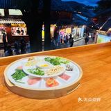 丽江古城C位！人均30+吃飘着玫瑰的过桥米线
