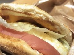 烤肉味火腿煎蛋三明治-幸运咖(公园茂直营店)