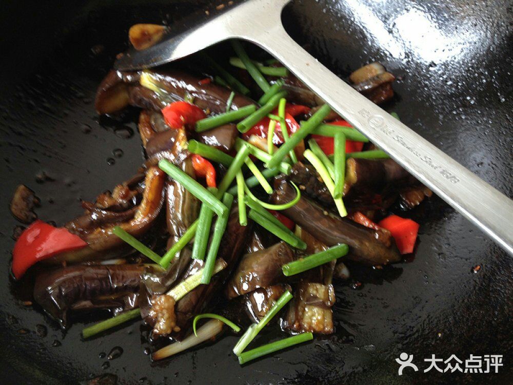 茄子去蒂洗净后用毛巾擦干水分