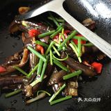 茄子去蒂洗净后用毛巾擦干水分