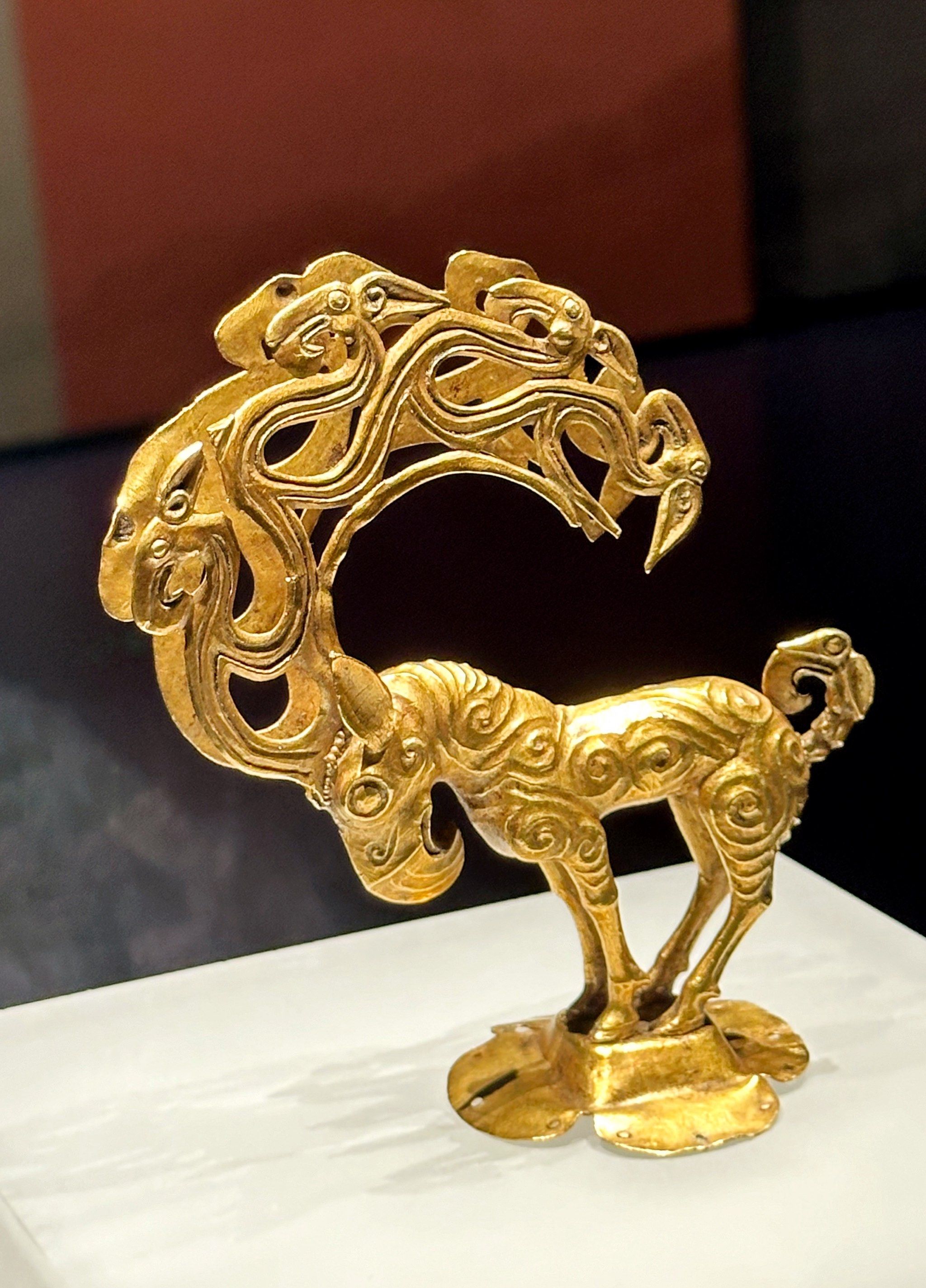 在陕西历史博物馆秦汉馆的静谧空间里,每一件文物,都是一首无声的诗