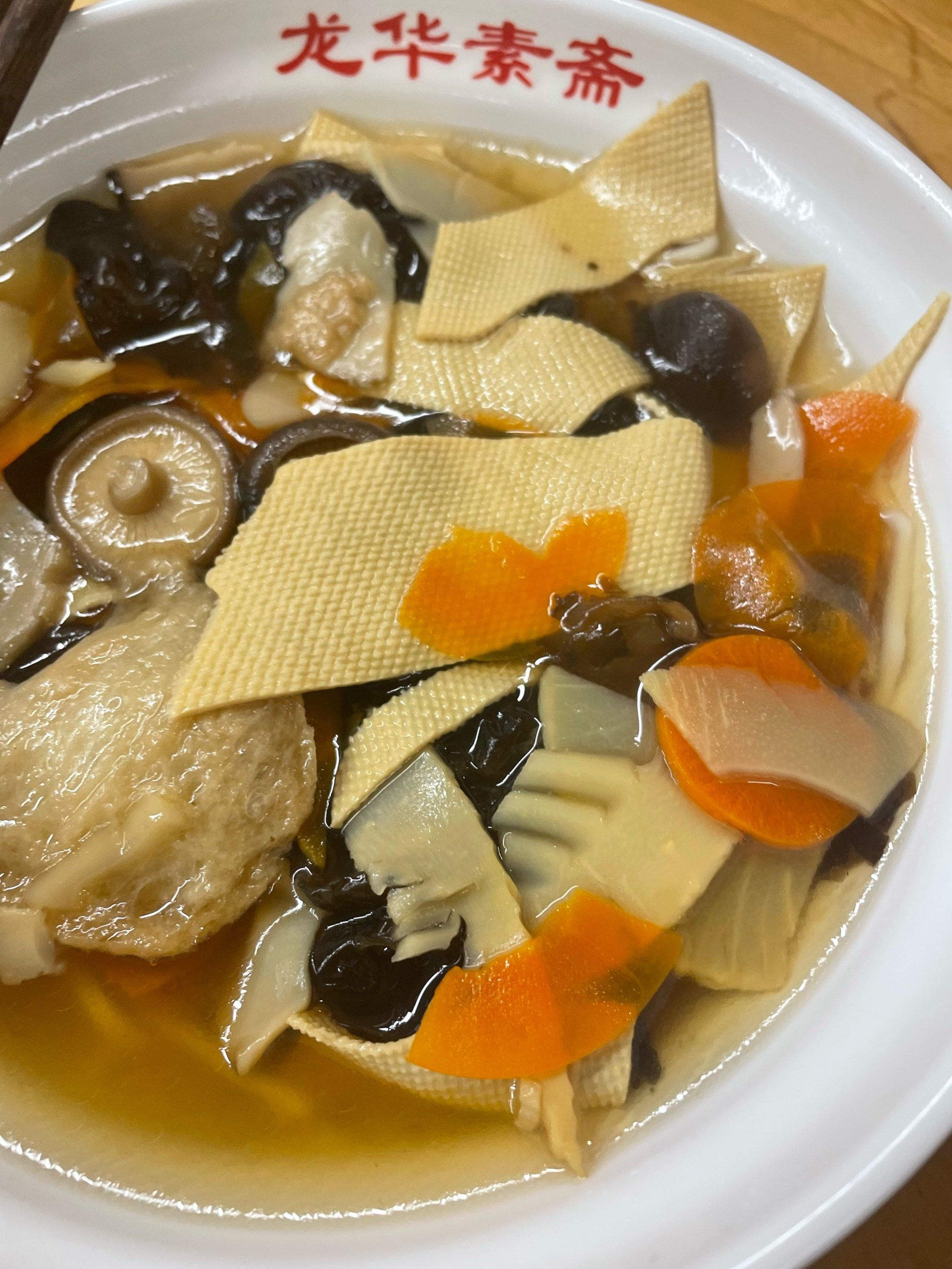 n「绿豆糕」「罗汉饼」「素鸭」还买了这三个,素鸭是必买的,绿豆糕