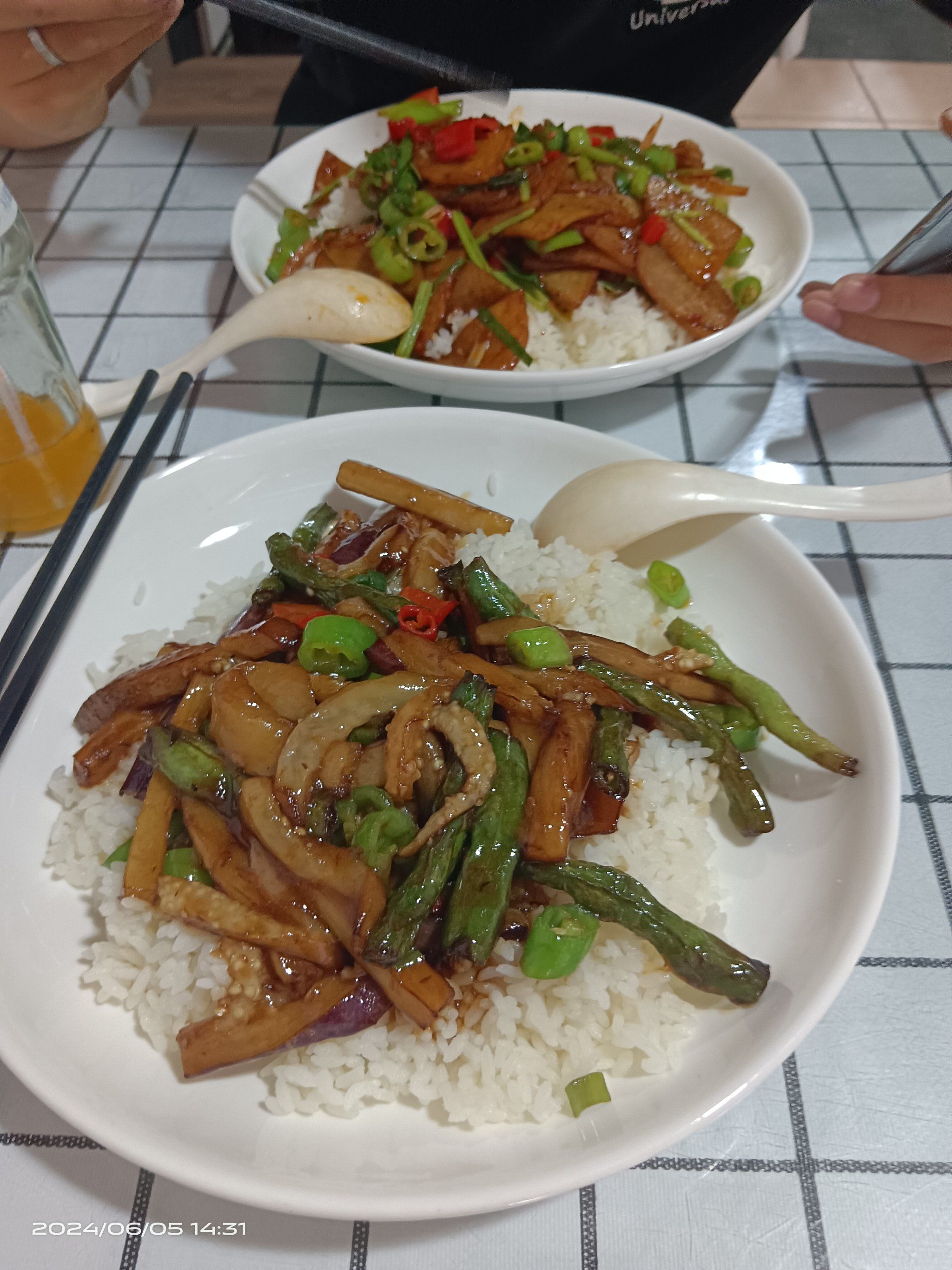 豆角烧茄子盖饭,干锅土豆片盖饭