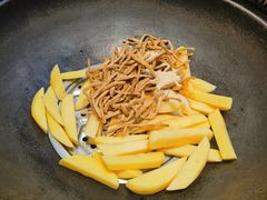 -咱屯子铁锅炖直营店(保利店)