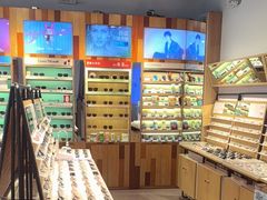 -LOOK眼镜·蔡司依视路配镜(宝山万达店)