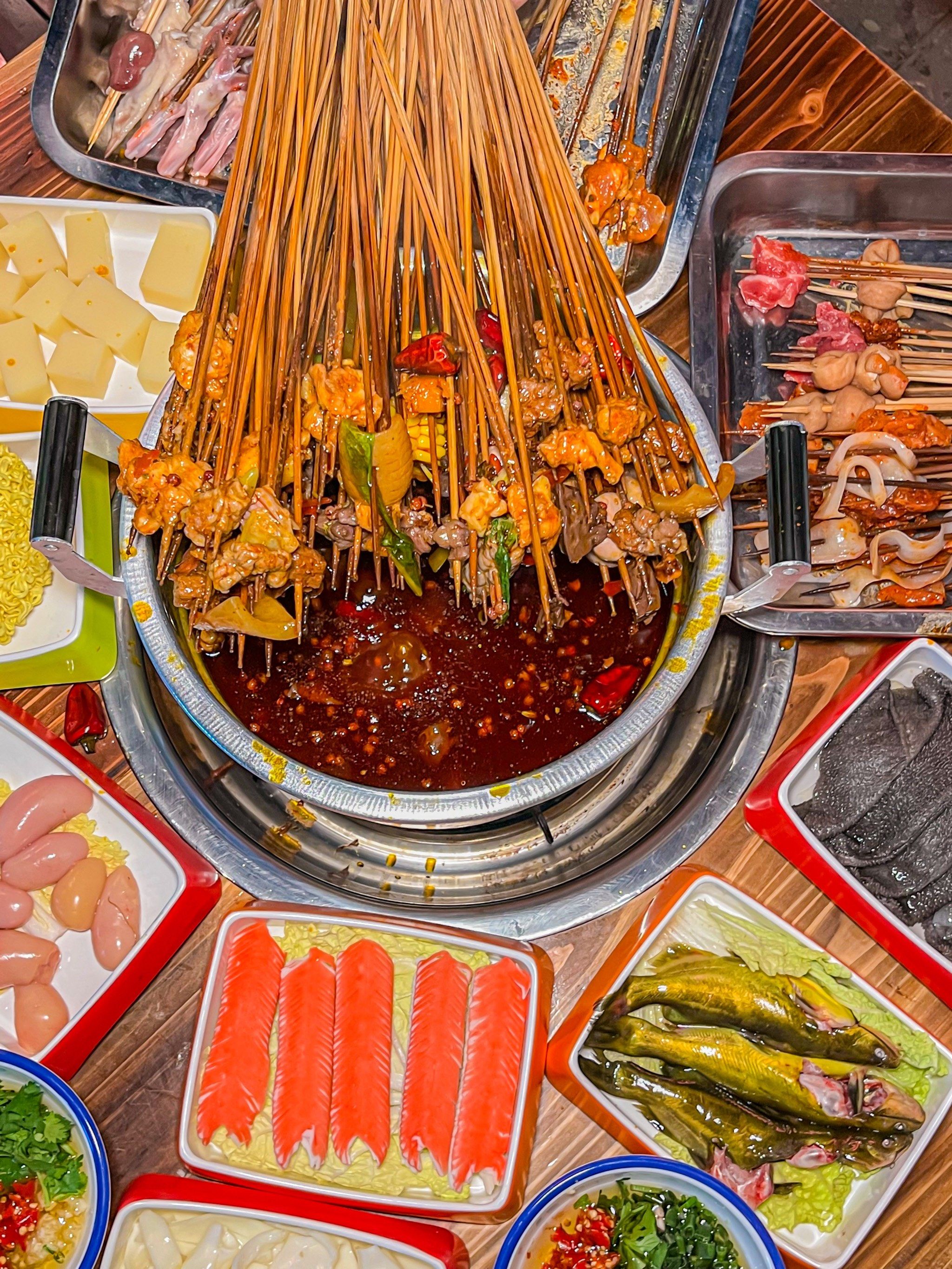 锅底才8.8r的老成都锑锅串串!