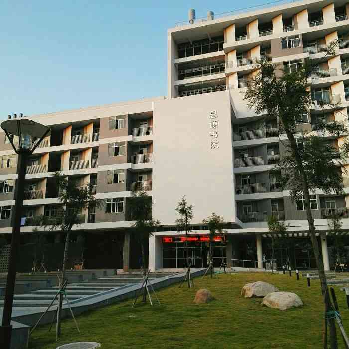 新建的书院配套齐全,学生活动空间多.