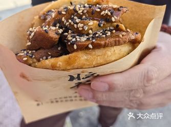 松哥炸鸡,脑花饼,肥肠饼,烧饼夹炸鸡腿,都是超级美味