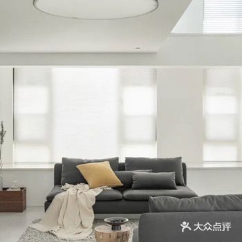 今日分享 极简留白，轻盈通透的LOFT住宅
