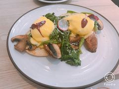 班尼迪克蛋羽衣甘蓝蘑菇吐司-Maxpoint Kitchen 西餐咖啡(乐峰广场店)