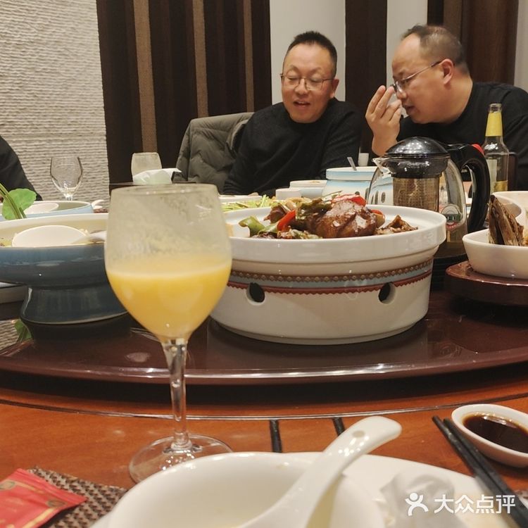 这家文化主题餐厅以其独特的设计和氛围深深吸引了我