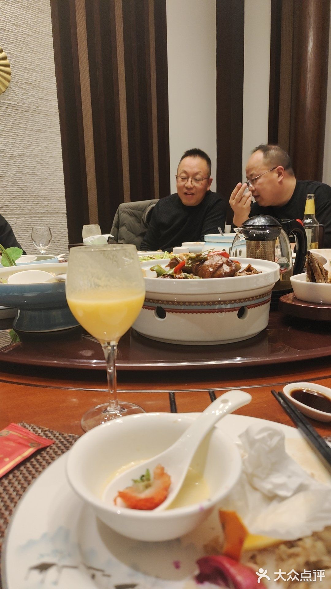 这家文化主题餐厅以其独特的设计和氛围深深吸引了我