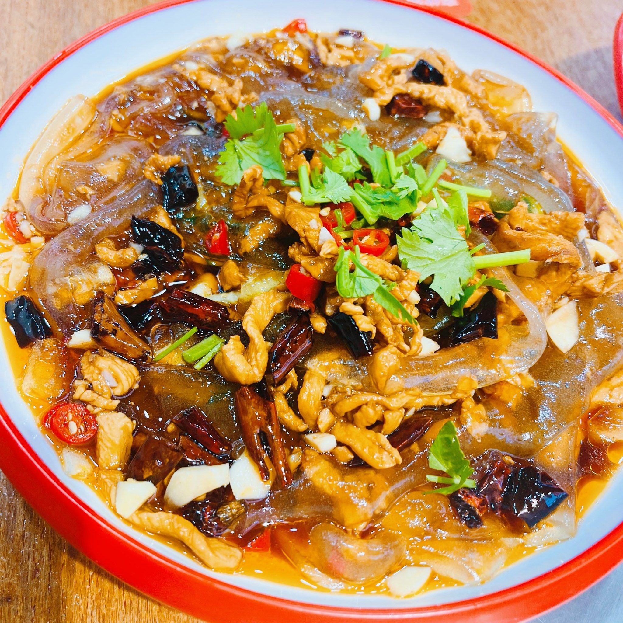 这家铁锅炖的肉丝大拉皮,给的肉丝真的很多