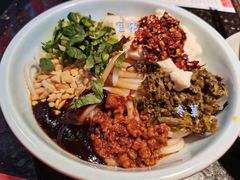 豆花米线-热火朝天鲜切牛肉火锅(南强街巷店)