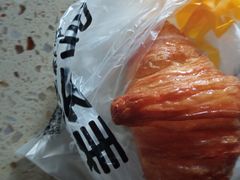 草莓牛角-味多美蛋糕(西安门店)