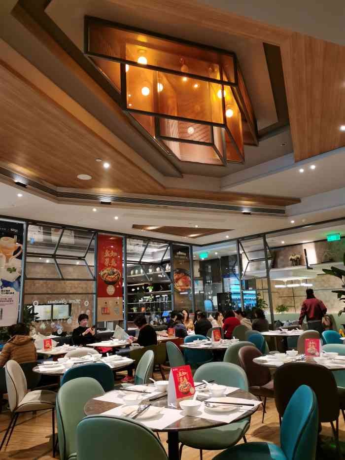 港丽餐厅(港汇店)-"[环境]从新装修了,很舒适很明亮,就是忙.
