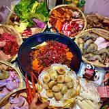 大家都很有序的排队过称 现切肉肉太新鲜了，吃的放心