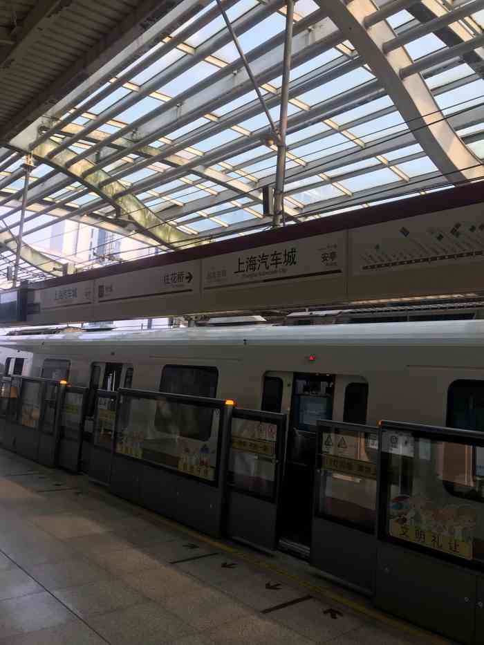 上海汽车城(地铁站)-"十一号线上海汽车城站地面停私家车非常不方.