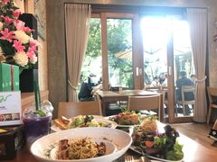 -Chom Cafe and Restaurant