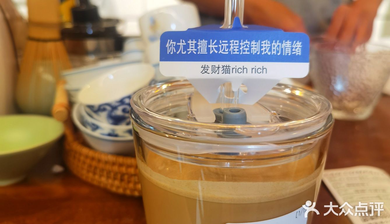 梧桐树下的咖啡店