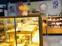 面包甜点陈列柜-啊噗吐呦现场烘焙(麦凯乐店)