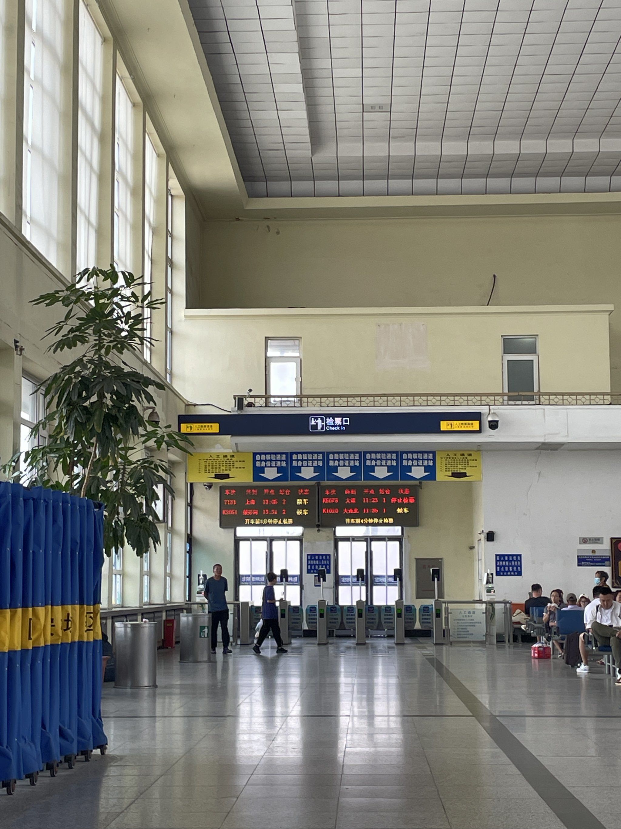 瓦房店火车站新升级,环境越来越好