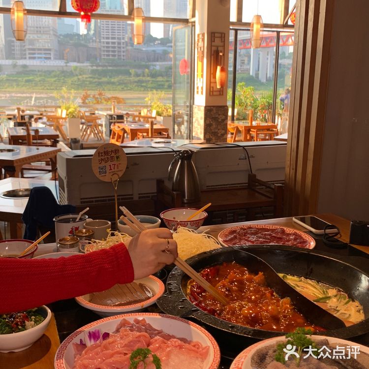 看完洪崖洞夜景再吃顿火锅撒