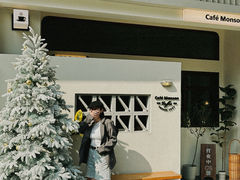 -Café Monson