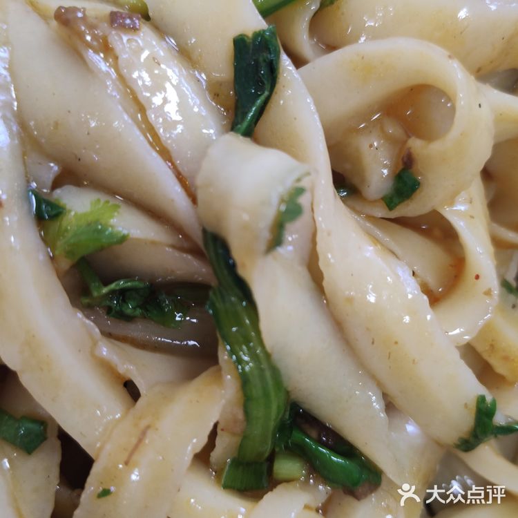 他们家的刀削面是现削的，面好吃臊子也香