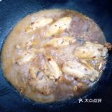 鸡翅中洗净焯水后，油锅热了下葱姜爆香