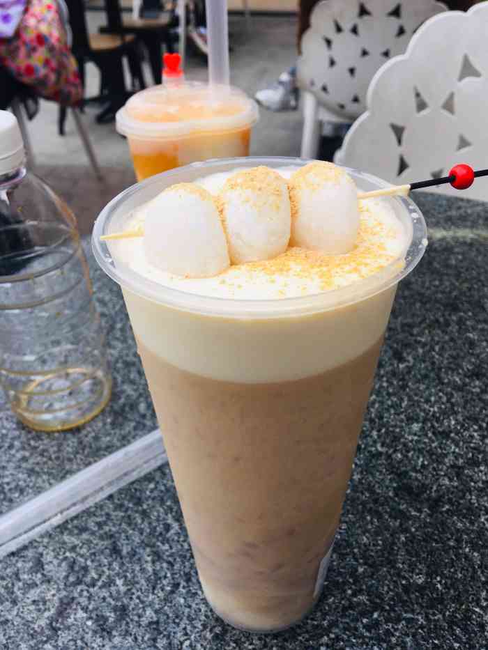 bluebear蓝熊鲜奶-"在上下九闲逛走累了在中间的广场上休息.