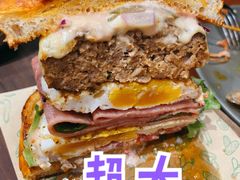 双蛋指椒牛肉汉堡-魏斯理汉堡(西安沣东吾悦店)