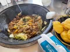 -粘豆包柴火铁锅炖