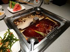 清油麻辣+菌汤锅底-海底捞火锅鲜切牛肉主题店(长寿路店)