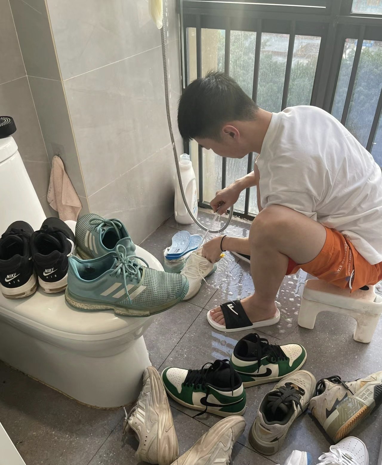 给打完篮球的室友脱鞋洗脚