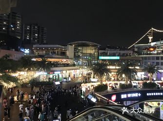 嗯呢，果然海上世界地夜景美极了，人山人海，人来人往