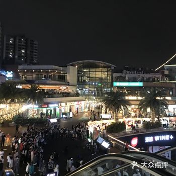 嗯呢，果然海上世界地夜景美极了，人山人海，人来人往