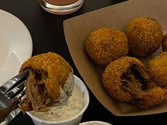 炸手撕猪肉球-瑞食酒馆 La Taverne Suisse