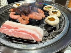 -围炉肉舍•炭烤活鳗•丹东海鲜烤肉(步行街店)