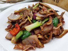 紫苏炒猪耳-三辣馆