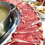 什么玩意❗❗这家火锅店把整头牛搬上餐桌❗