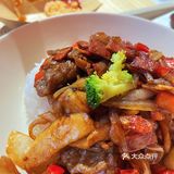 都是附近写字楼的白领在这儿吃午餐吧
