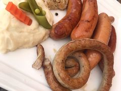 德国香肠拼盘配土豆泥和酸椰菜-LENBACH兰巴赫西餐啤酒坊(大连东港店)