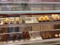 面包甜点陈列柜-湖景知味西餐厅•自助餐• 轻食(南京金茂威斯汀大酒店)