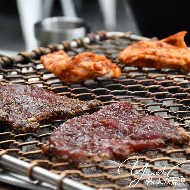 网红炭火烤肉店